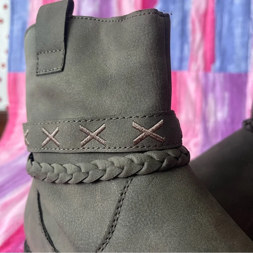 GC Shoes Nettie AnKle Boots Grey Size 10 new without tags or box